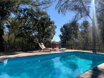 Gîte pour 8 personnes, avec vue et piscine ainsi que jardin et terrasse, animaux acceptés à Saint-Jean-de-Cuculles