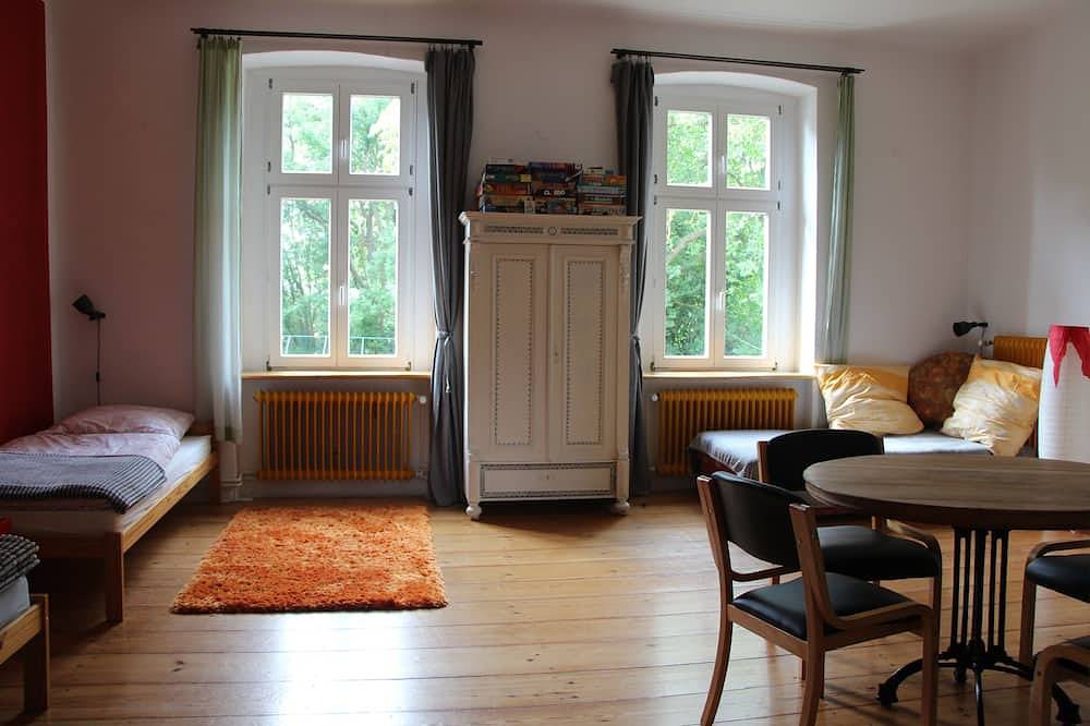 Ganze Wohnung, Hundertjähriges Haus neben noch älterer Eiche mitten im Feld in Letschin, Märkische Schweiz-Oderland
