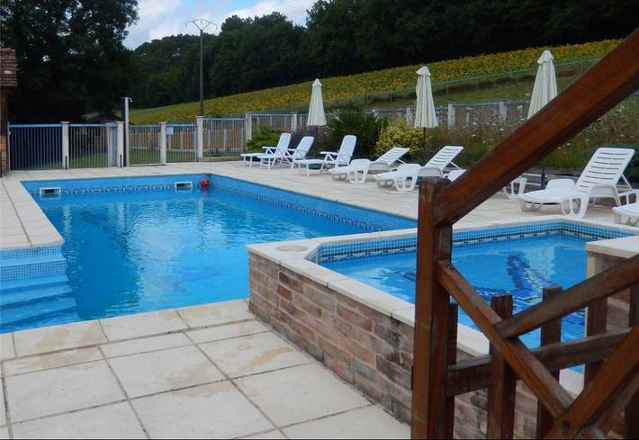 Gîte pour 4 personnes, avec piscine et jardin ainsi que terrasse et jacuzzi, animaux acceptés - 1