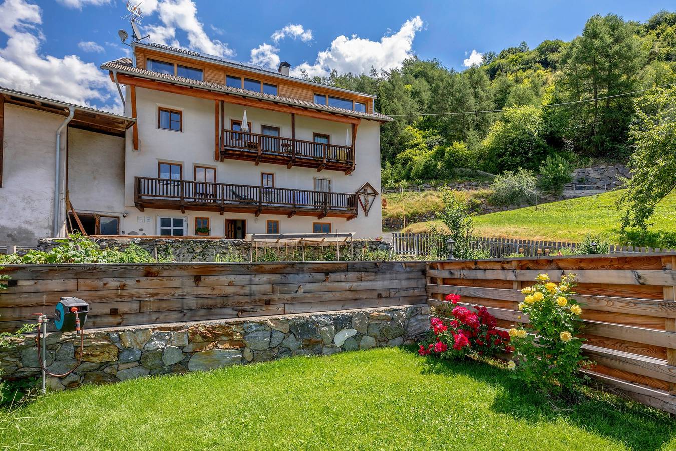 Ganze Wohnung, Ferienwohnung 'Vernalhof Apt Sunnaseit' mit Bergblick, Gemeinschaftsterrasse und Wlan in Schluderns, Saldurkamm