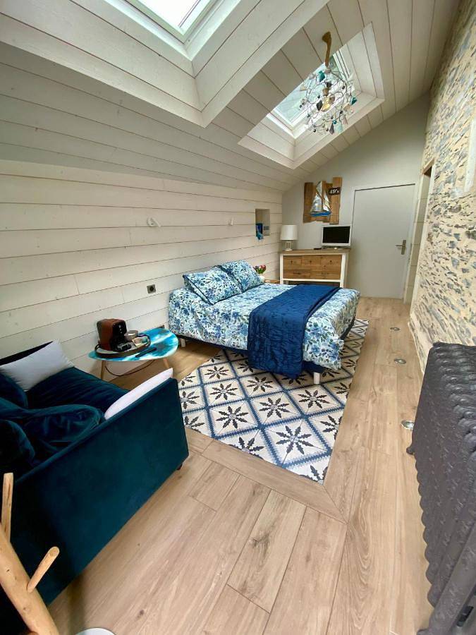 Chambre d’hôte pour 2 personnes, avec vue et terrasse ainsi que jardin et piscine dans Loire-Authion - 2