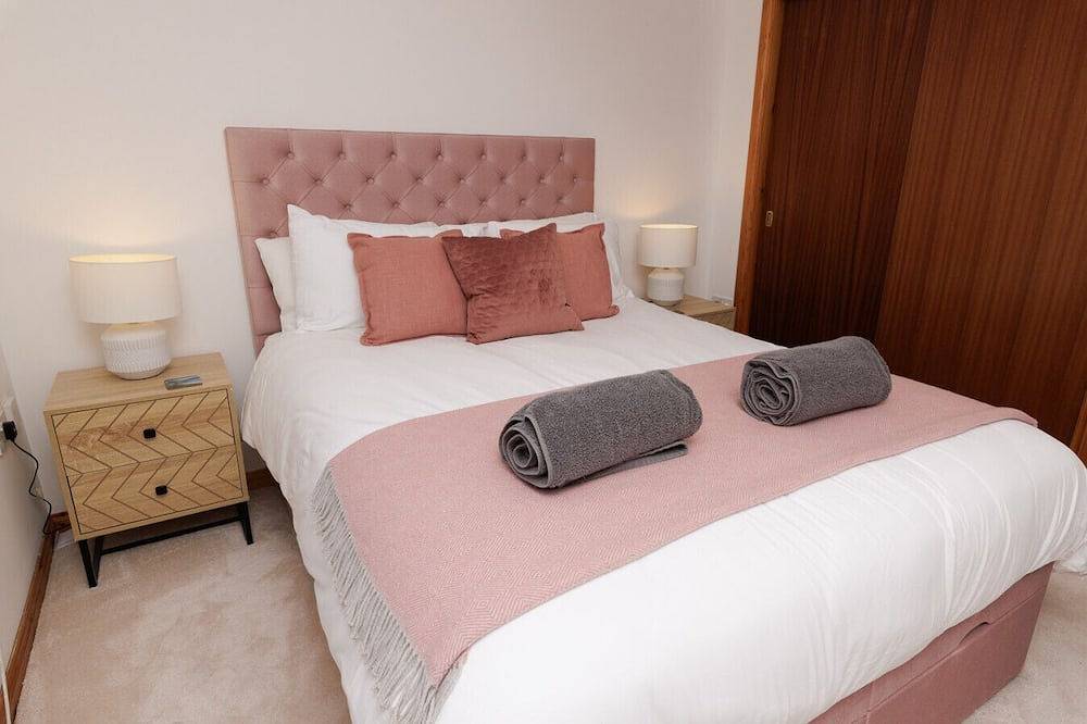 Ganze Wohnung, New to Vrbo: Bright & Stylish Central Lerwick Apt With Parking in Shetland Inseln