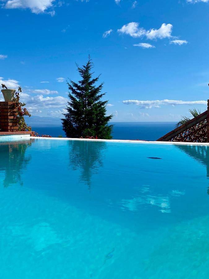 Resort per 4 persone, con Balcone e Terrazza nonché Giardino e Piscina in Provincia di Messina