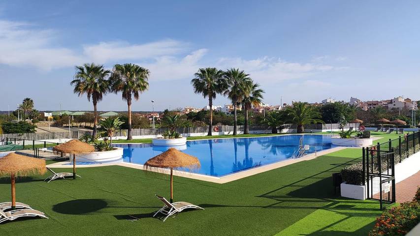 Casa de férias para 6 pessoas, com vista para o lago e piscina e ainda terraço, com animais de estimação em Urbanizacion Costa Esuri