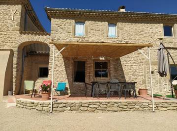 Gîte pour 6 personnes, avec terrasse et jardin à Chabrillan