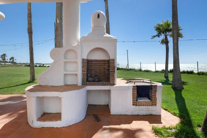 Isla Verde 8: Garden Room in a Relaxing Cadiz Villa in Playa Montijo (Chipiona), Chipiona