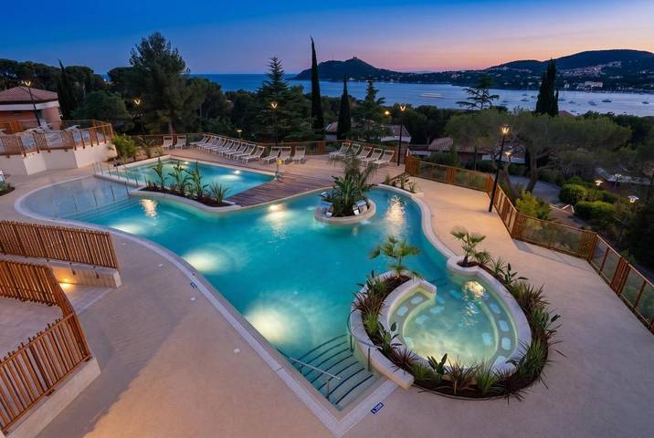 Club vacances pour 2 personnes, avec Balcon et Terrasse ainsi que Jacuzzi et Jardin dans 