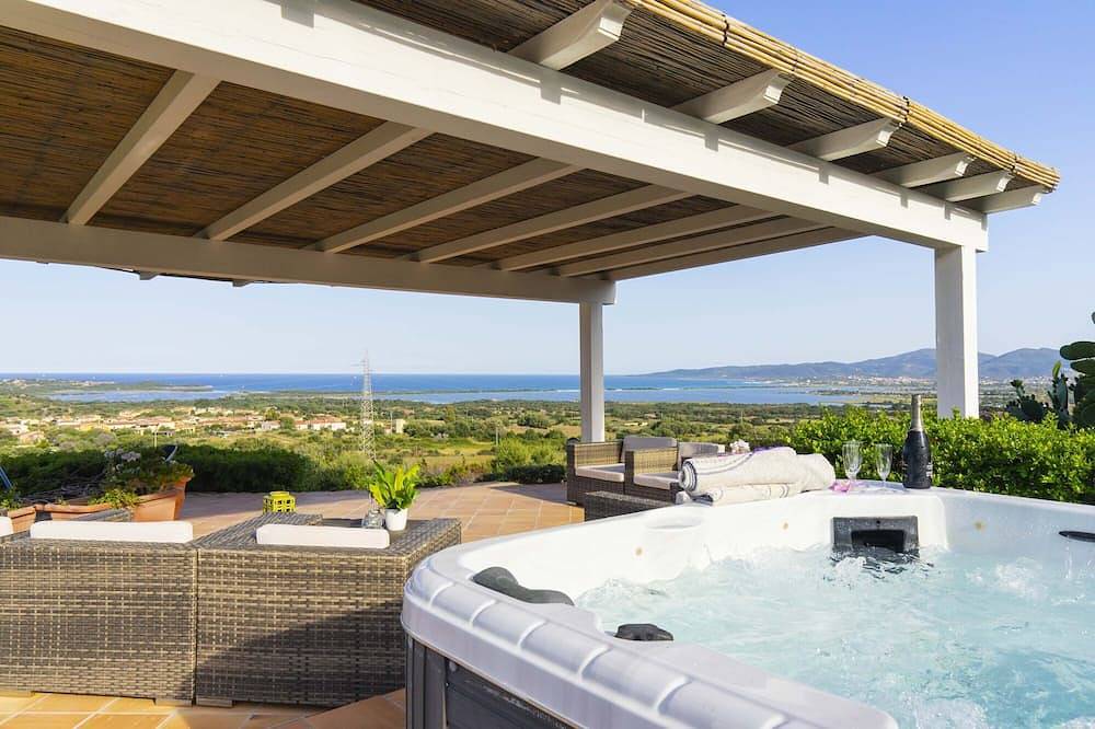 Ganze Wohnung, Residenz Rocca Rosa mit Pool und Blick auf das Meer, Spa, Wi-Fi, Klimaanlage, Grill in Lu Fraili di Sopra, San Teodoro