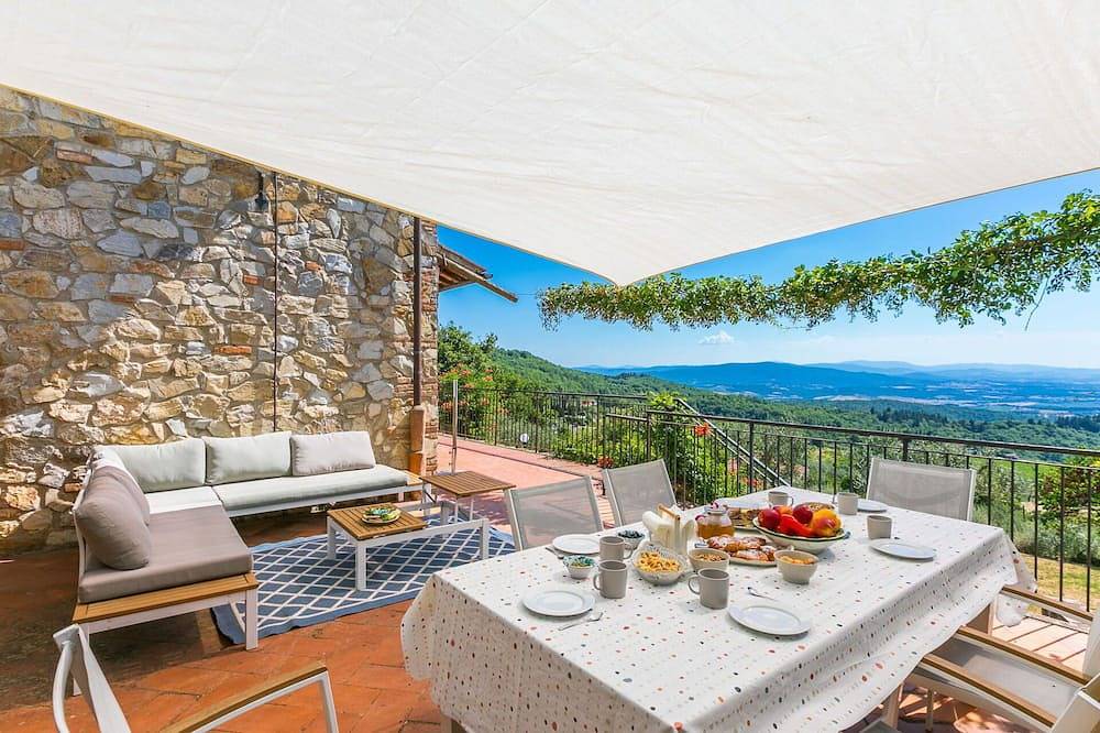 Wonderful  villa for 10 people with Wifi, A/C, Tv, patio, panoramic view and parking in Castellina in Chianti, Chianti