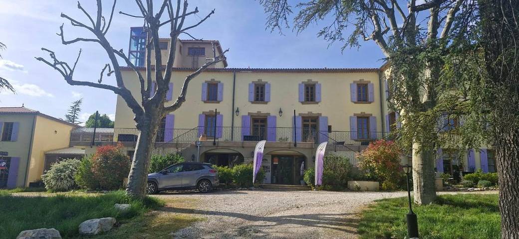 Gîte pour 2 personnes, avec piscine ainsi que jardin et vue à Ferrassières