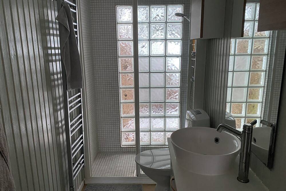 Cozy holiday home with lots of light in quiet beautiful villa area. in Mölndal, Västergötland