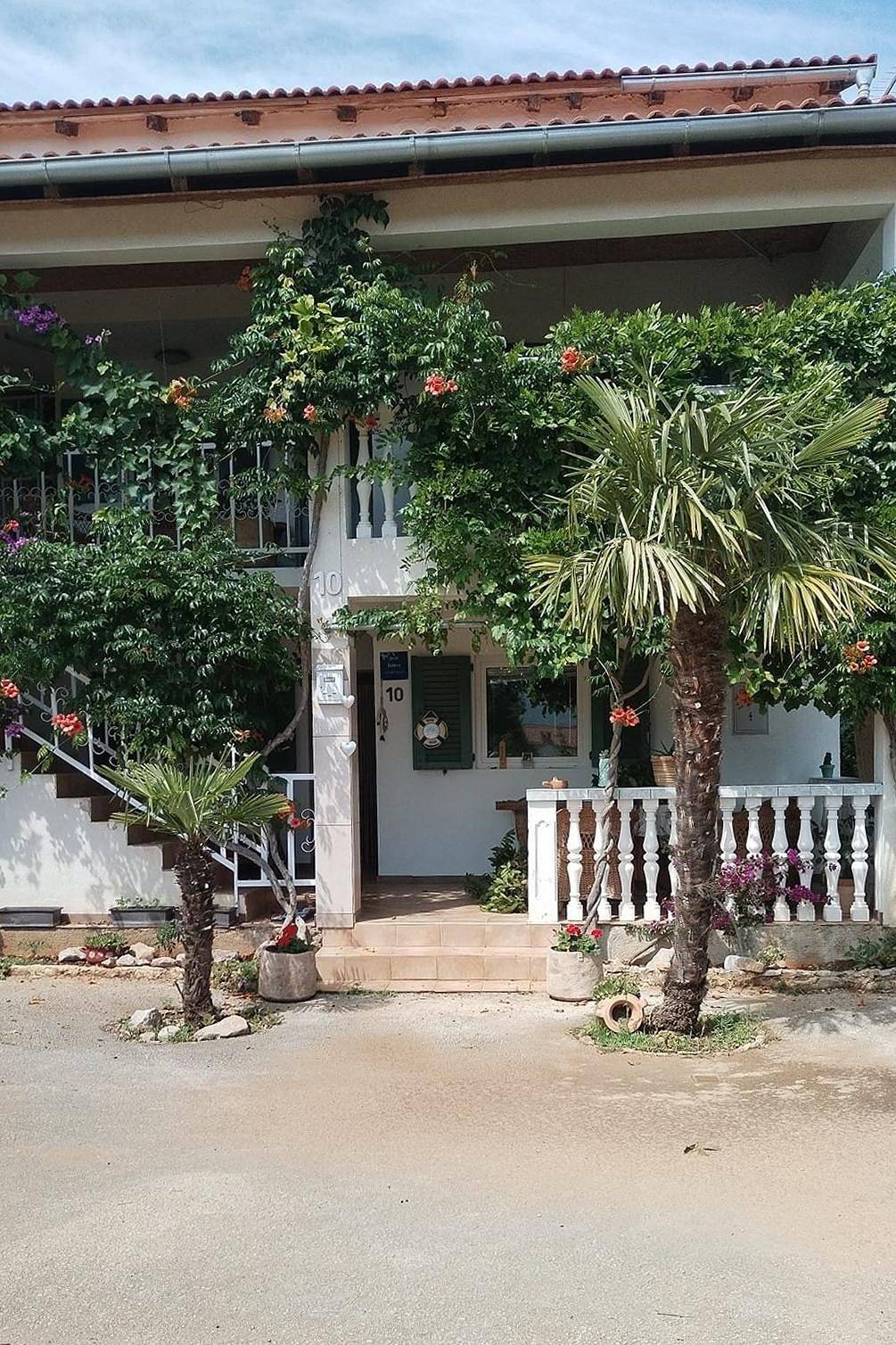 Ganze Wohnung, 1-Zimmer-Ferienwohnung mit Terrasse Seline, Paklenica A-24806-d in Starigrad, Zadar