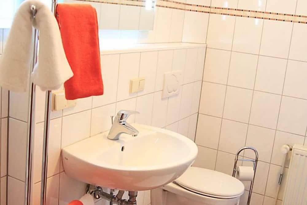 Ganze Wohnung, Ferienwohnung in idyllisch gelegener Waldrandlage mit eigener Terasse in Wald-Michelbach, Bergstraße