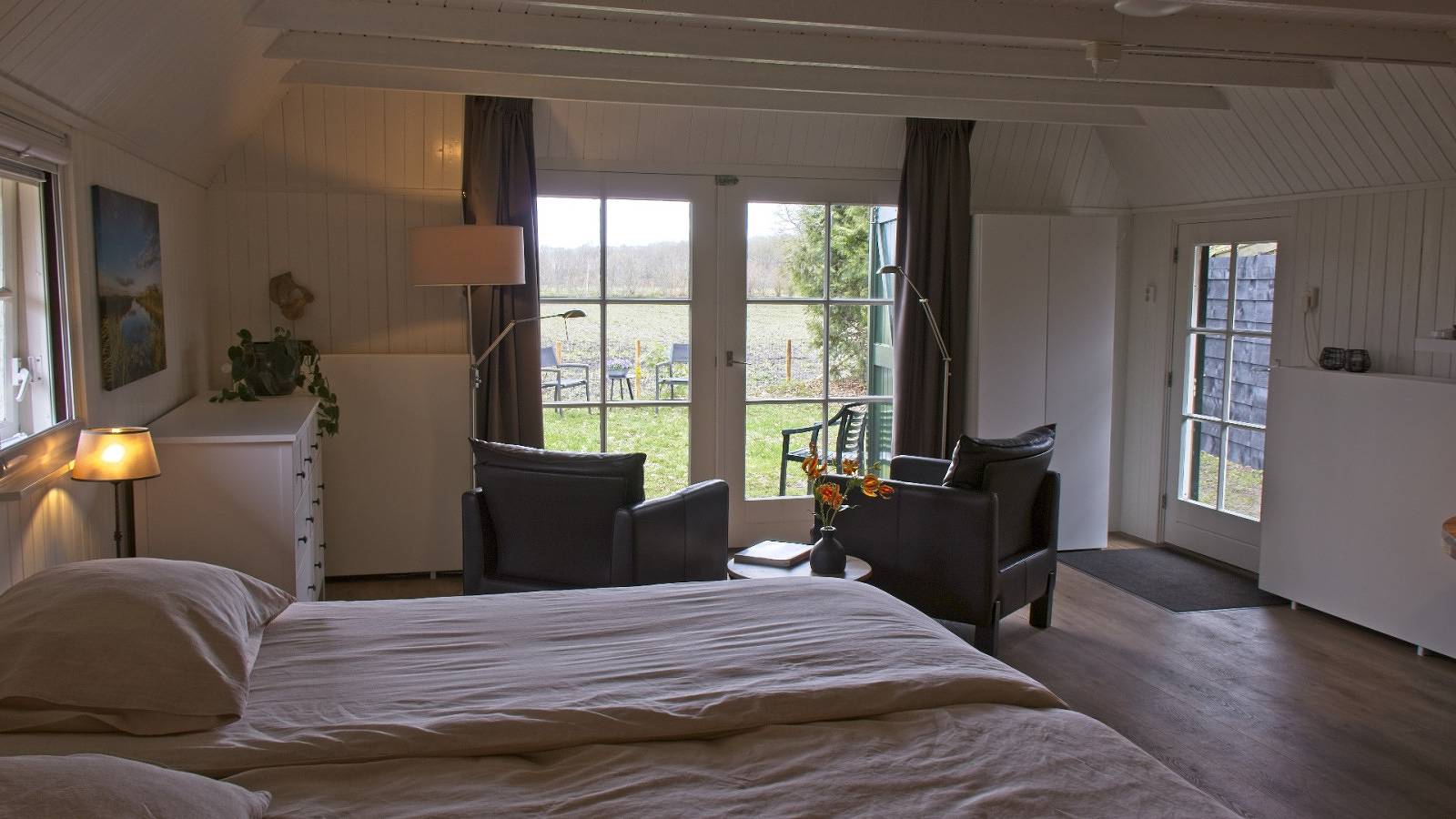 Gehele studio, Rustig gelegen studio voor 2 personen met volledig omheinde tuin, nabij Weerribben-Wieden in Nationaal Park Weerribben-Wieden