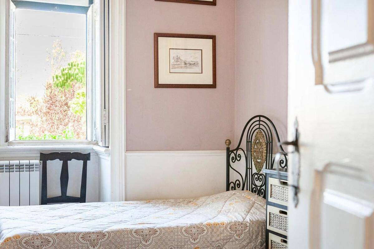 Apartamento de férias inteiro, B&B Quarto Violeta com Chaminé in Ramalhal, Distrito de Lisboa