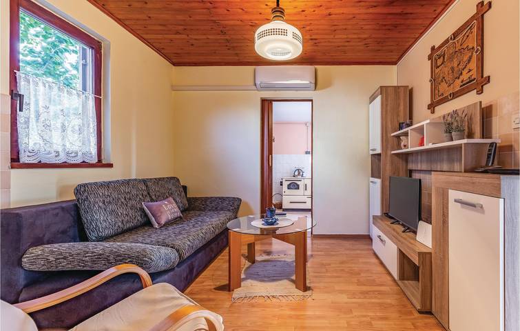 Cozy Apartment with Terrace, Parking & Wifi near Villas Yetti and Sisan Center in Sisan, Southcoast Istria