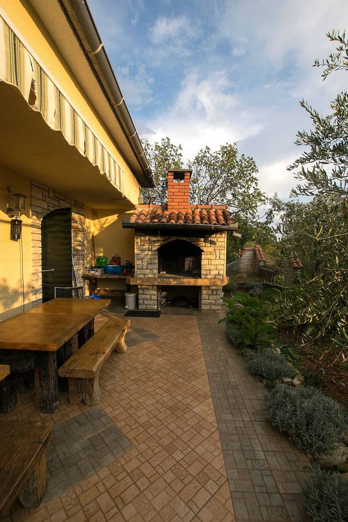 Ferienwohnung für 8 Personen, mit Balkon und Garten in Starigrad