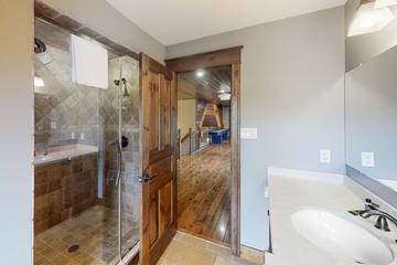 Chalet for 20 Guests in Blue Mountain (Ontario), Lake Huron ON, Picture 2