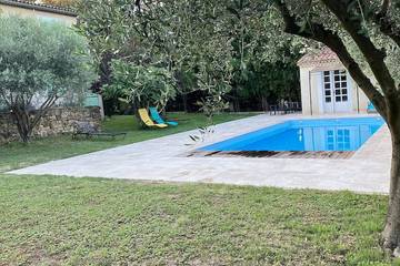 Location de vacances pour 10 personnes, avec jardin à Sabran