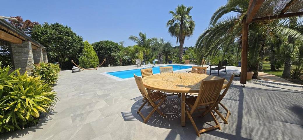 Location de vacances pour 8 personnes, avec vue ainsi que jardin et piscine à Castellare-di-Casinca