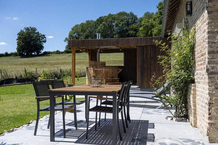Gîte pour 2 personnes, avec jardin ainsi que jacuzzi et terrasse dans Vaux-Marquenneville