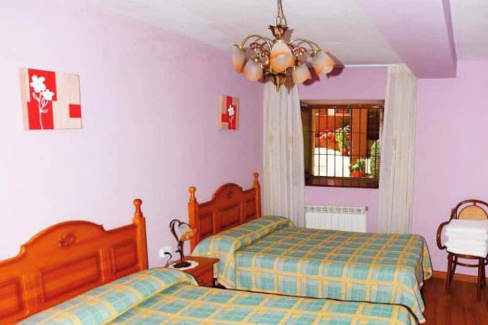 Holiday Home 'Casa Bartolin' with Private Terrace and Private Garden in Cangas del Narcea, Naturpark Fuentes del Narcea, Degaña e Ibias