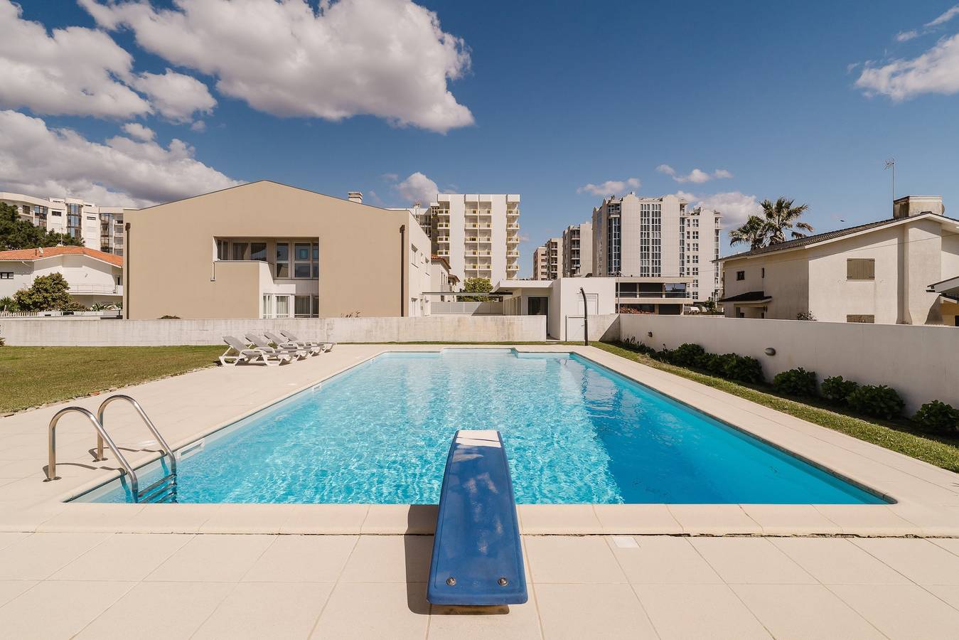 Holiday Home 'Viana Beach Surf House' with Sea View, Private Pool and Wi-Fi in Praia da Amorosa, Chafé