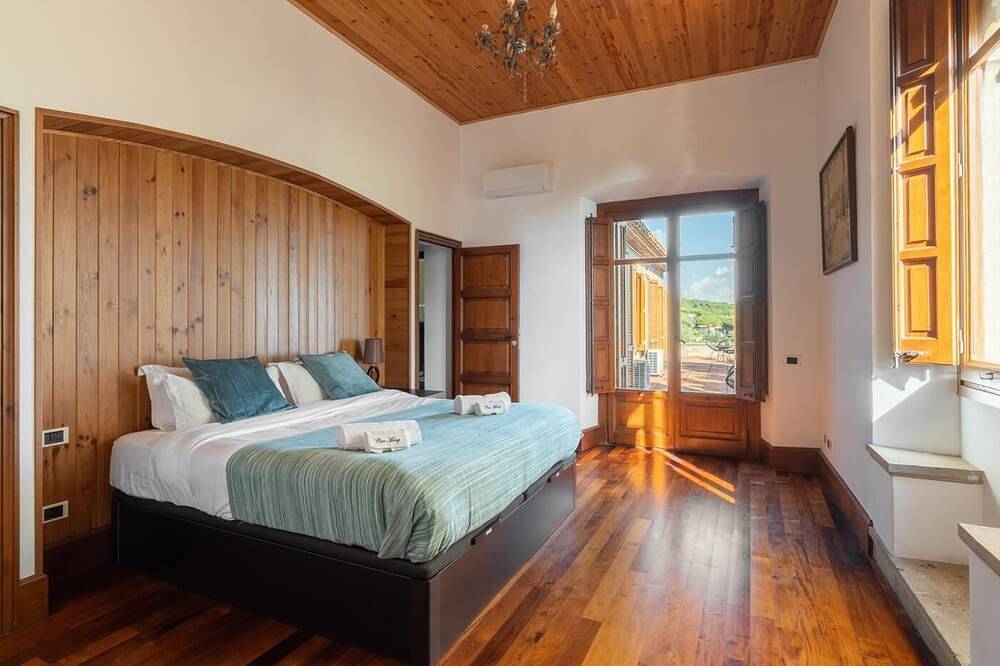 11 century castle - Ideal house for families with garden and swimming pool. in Urbanizacion Montcabrer, Cabrils