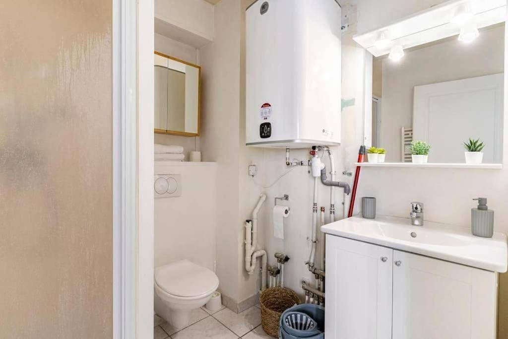 Appartement entier, One-Bedroom Apartment in Gaillard, Région de Saint-Julien-en-Genevois