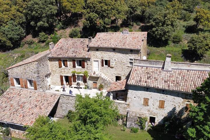 Maison de vacances pour 2 personnes, avec terrasse et jardin à Roche-Saint-Secret-Béconne