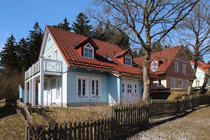 Ferienhaus für 10 Personen, mit Balkon und Whirlpool sowie Terrasse und Garten in Tanne
