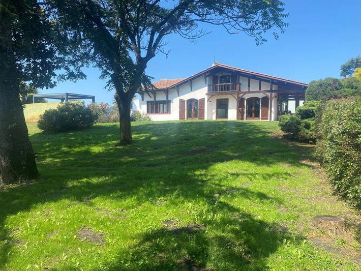 Location de vacances pour 15 personnes, avec piscine ainsi que terrasse et vue à Liposthey