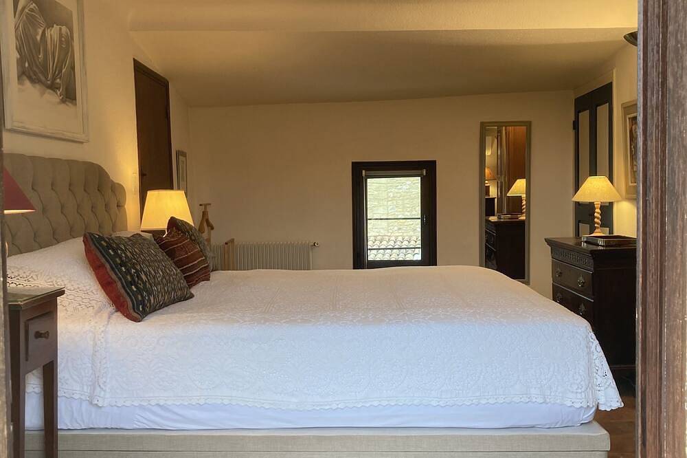 Stone village house with stunning views of old St. Siffret, near Uzes in Saint-Siffret, Nimes en omgeving