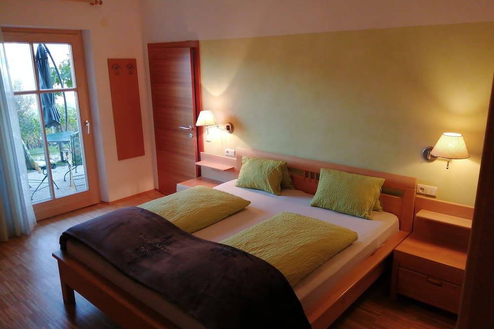 Ganze Wohnung, Zweizimmerwohnung mit Pool, Sauna und herrlicher Aussicht in Kurtatsch an der Weinstraße, Nonsberggruppe