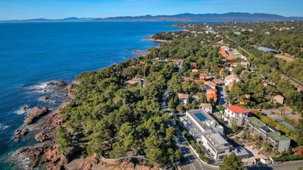 Hôtel pour 5 personnes, avec terrasse et vue ainsi que piscine et jardin, animaux acceptés dans Plage de Boulouris