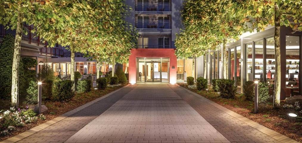 Hôtel, avec Terrasse et Piscine ainsi que Sauna et Vue