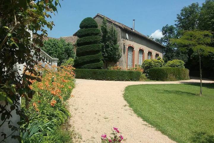 Location de vacances pour 5 personnes, avec jardin ainsi que sauna et piscine à Préty