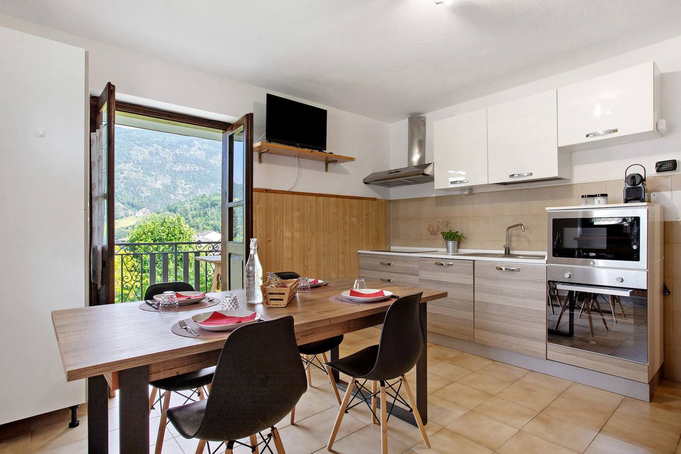 Casa vacanze 'Le Cré Appartamento 3' con vista sulle montagne, giardino in comune e Wi-Fi in Plan d'Introd, Introd