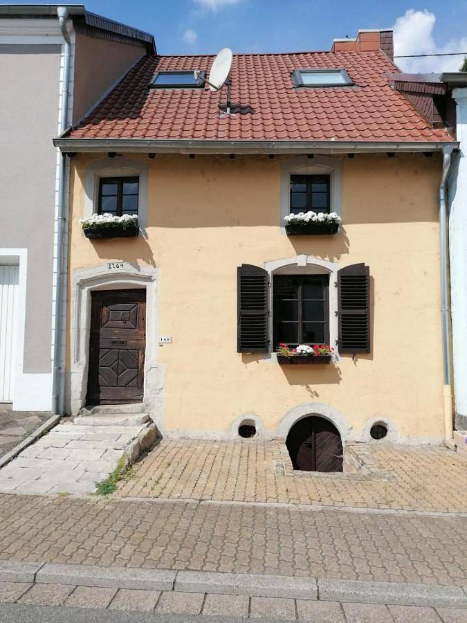 Fereinwohnnung, Ferienhaus, Bauernhaus - 2 kostelnlose Parkplätze - Wifi - schöner Innenhof - 5min bis Saarlouis Innenstadt in Saarlouis, Mosel-Saar