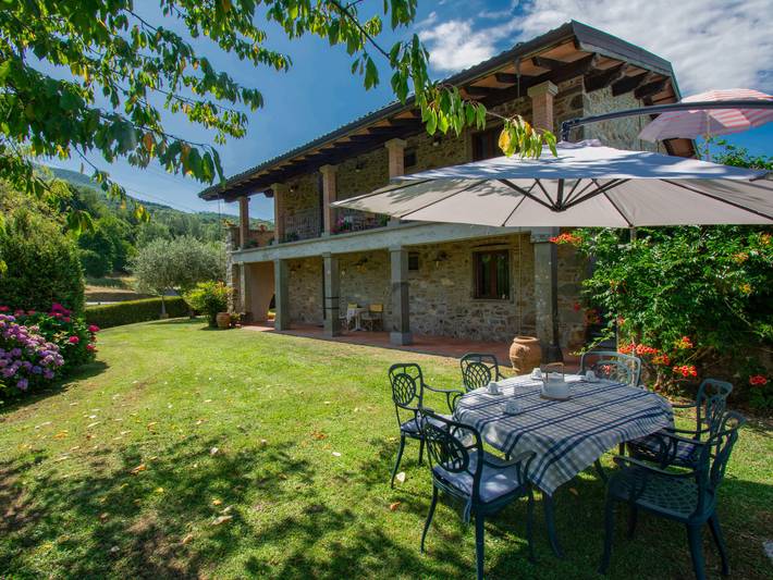 Location de vacances pour 12 personnes, avec terrasse et jardin à Camporgiano - 4