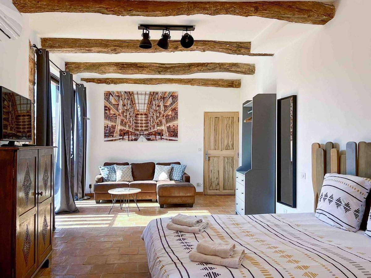 Appartement entier, One-Bedroom Apartment in Roussillon, Parc naturel régional du Luberon