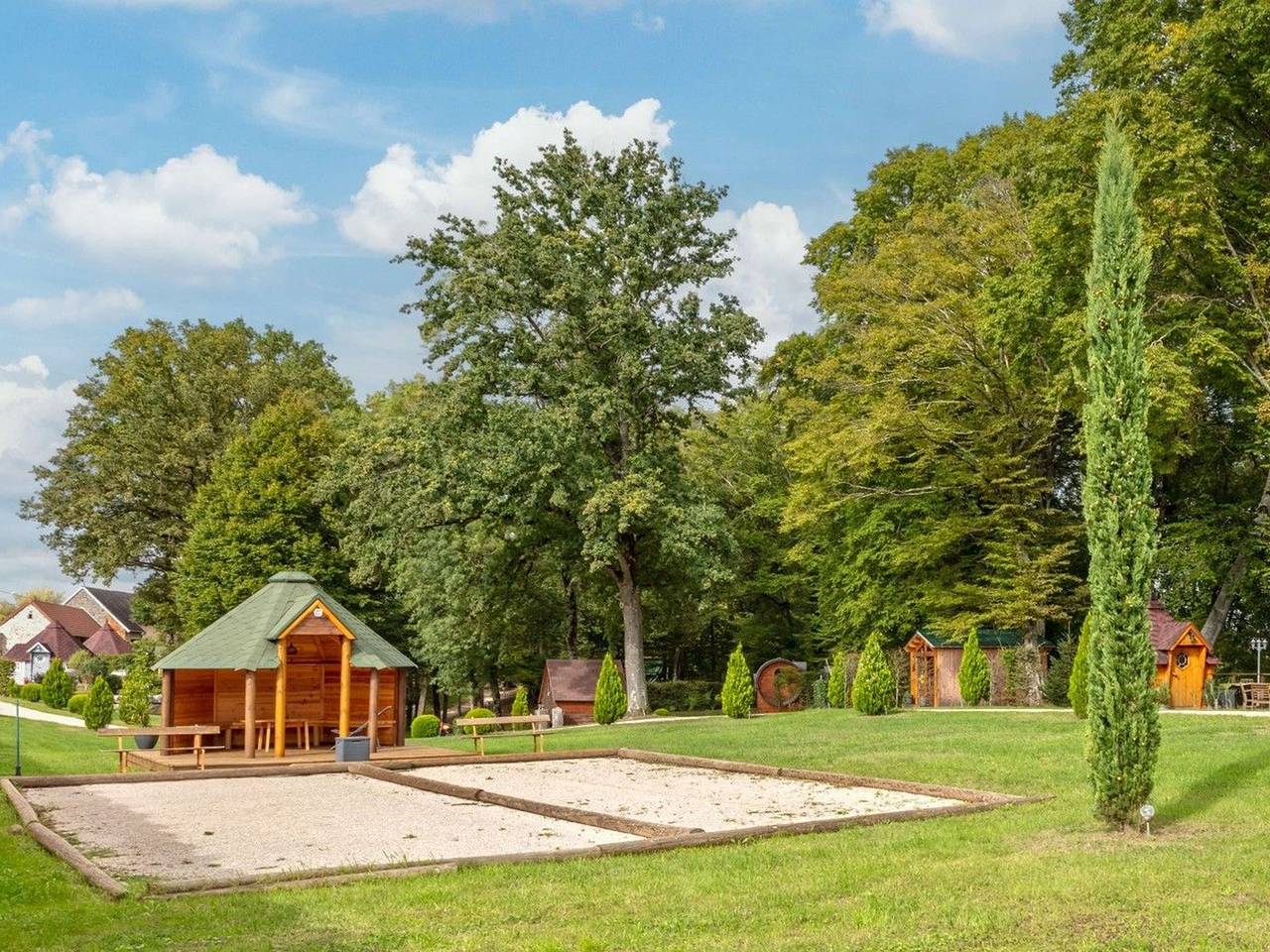 Kota rouge climatisé, séjour nature pour deux près de la Saône in Mantoche, Haute-Saône