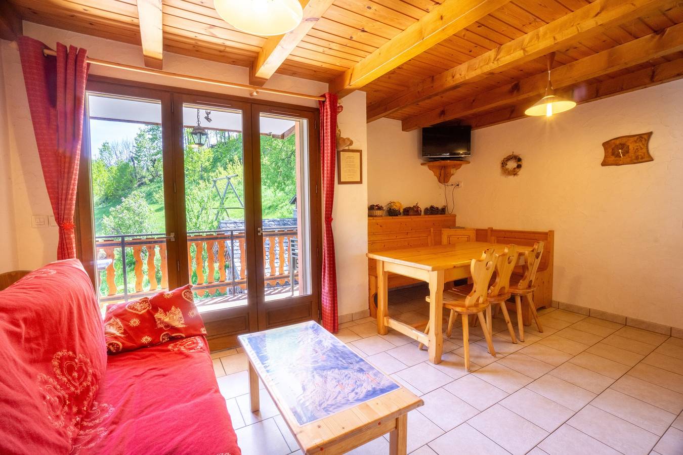 Entire apartment, Apartment 'Anémone' with Mountain View, Shared Terrace and Wi-Fi in Valloire, Saint-Jean-de-Maurienne region