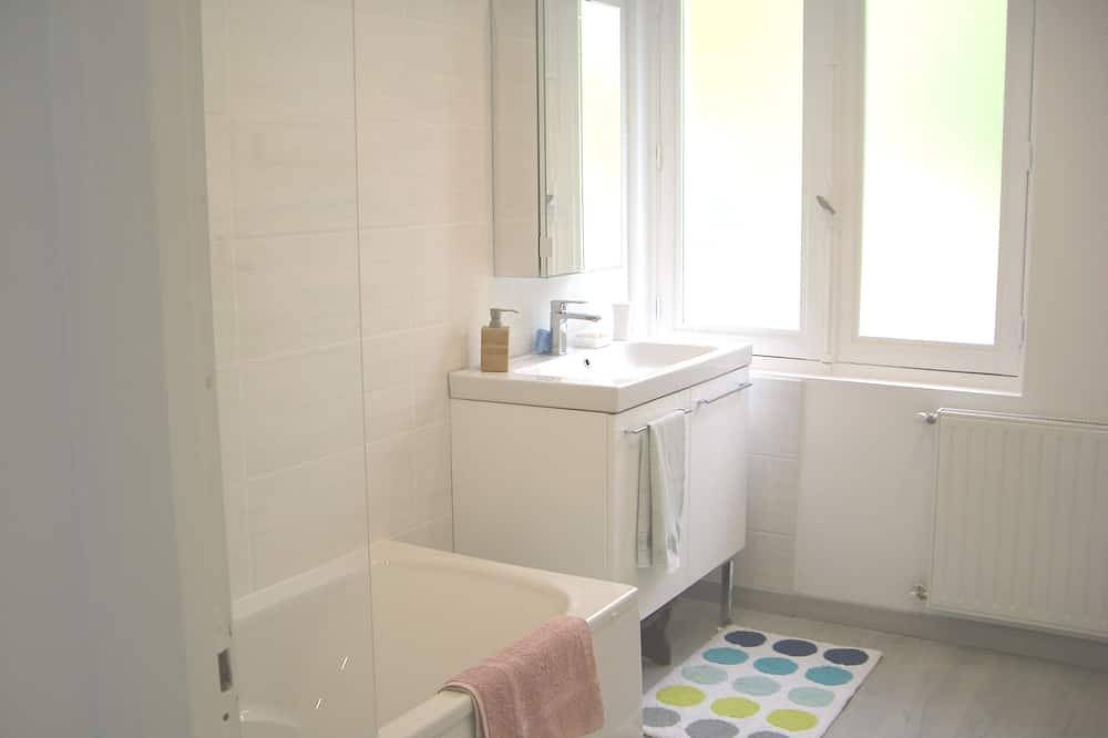 Appartement entier, Appartement 80 m², rdc, séjour, 2 chambres, cuisine, wc séparé, salle de bain. in Gan, Béarn