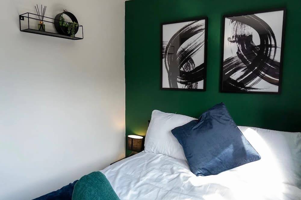 2-Bed - Sleeps 4 - Pet Friendly & Free Parking in Bolton, Greater Manchester