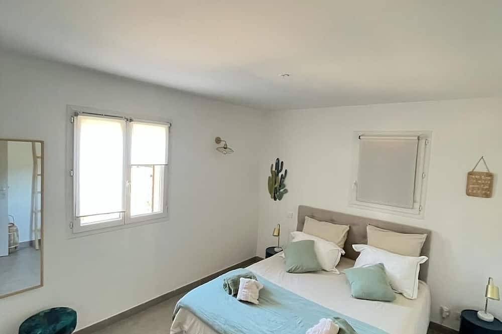 Mini villa in residence with swimming pool and janitor, beach on foot in Pinarellu, Zonza