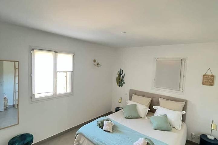 Mini villa in residence with swimming pool and janitor, beach on foot in Pinarellu, Zonza