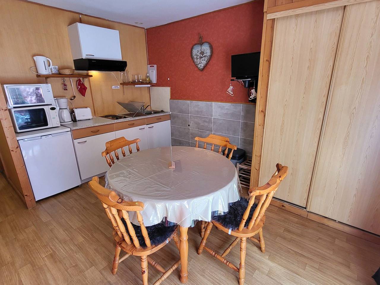 Ganze Wohnung, Ruhige Wohnung im Chalet, Terrasse, Haustiere erlaubt in La Tania, La Perrière