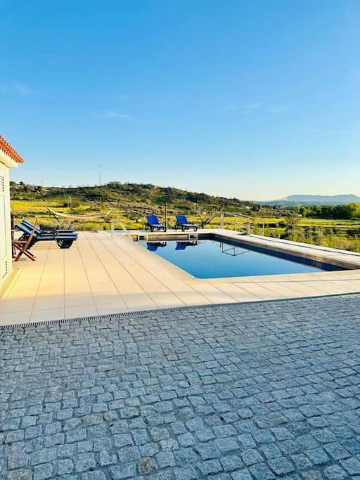 Casa de férias para 9 pessoas, com jardim e piscina, com animais de estimação em Mirandela