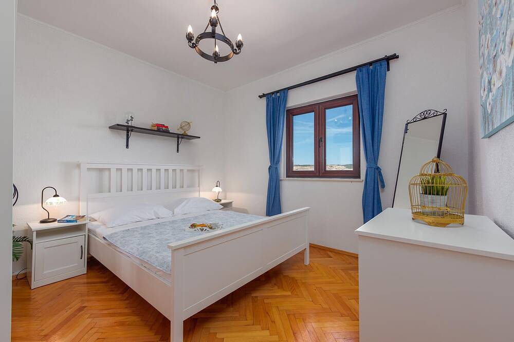 Bonita casa de 2 habitaciones en Prizna in Cesarica, Parque Natural del Velebit
